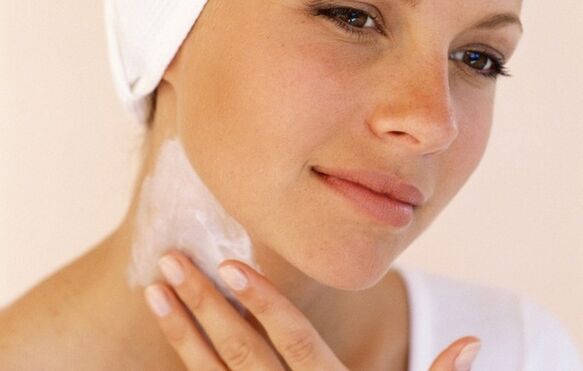 нанесення крему для омолодження шкіри шиї та декольте