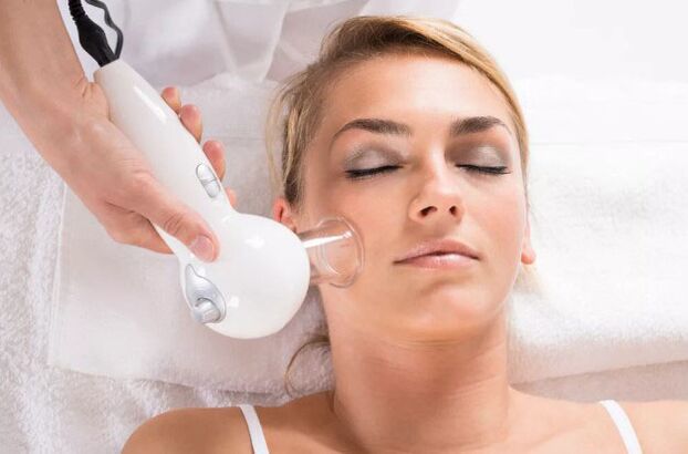 Процедура вакуумного масажу допоможе очистити шкіру обличчя та розгладити зморшки. 